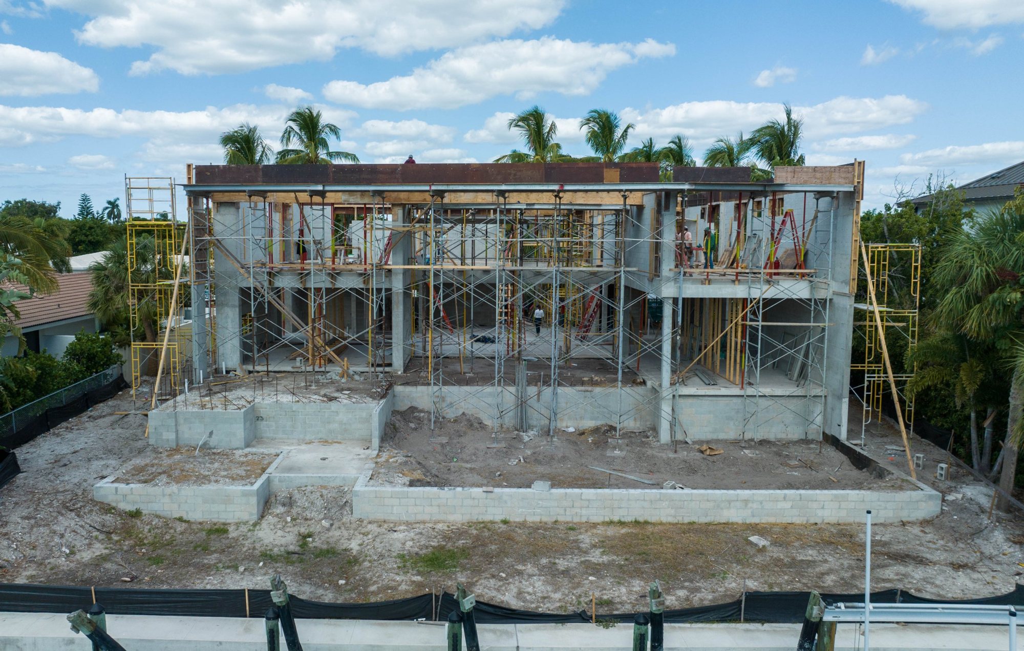 View from the canal side of the shoring and forms for the roof slab