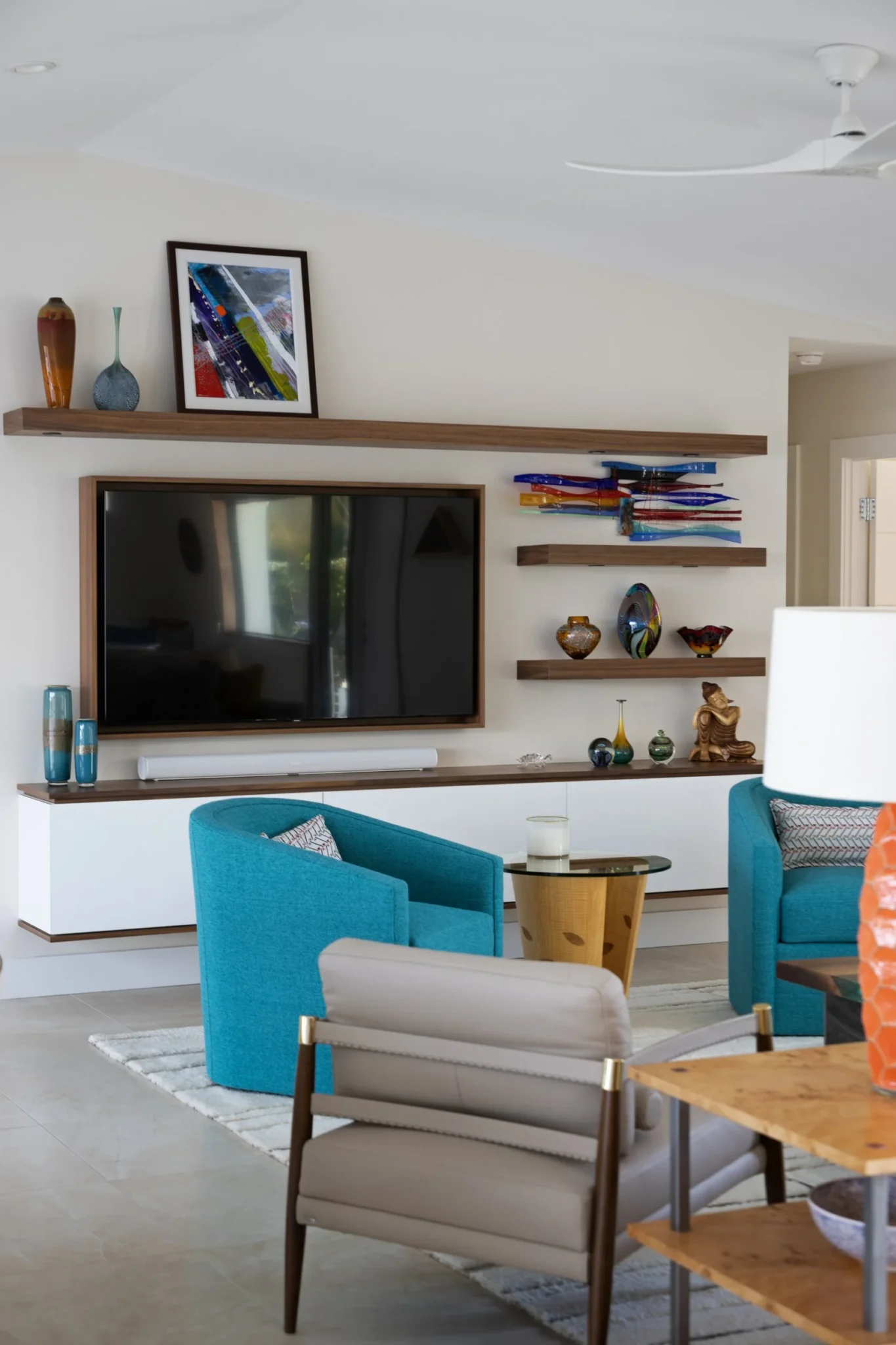 Living room with blue armchairs, a modern wooden coffee table with a candle